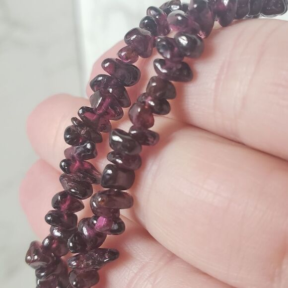 VINTAGE Tumbled Almandine Garnet Chips Beaded Necklace - Picture 2 of 6